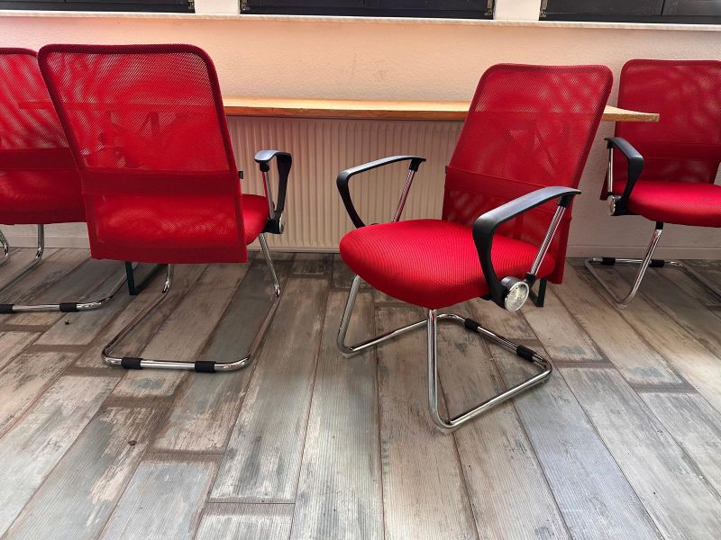 gepolsterter roter Schwingstuhl, Konferenzstuhl